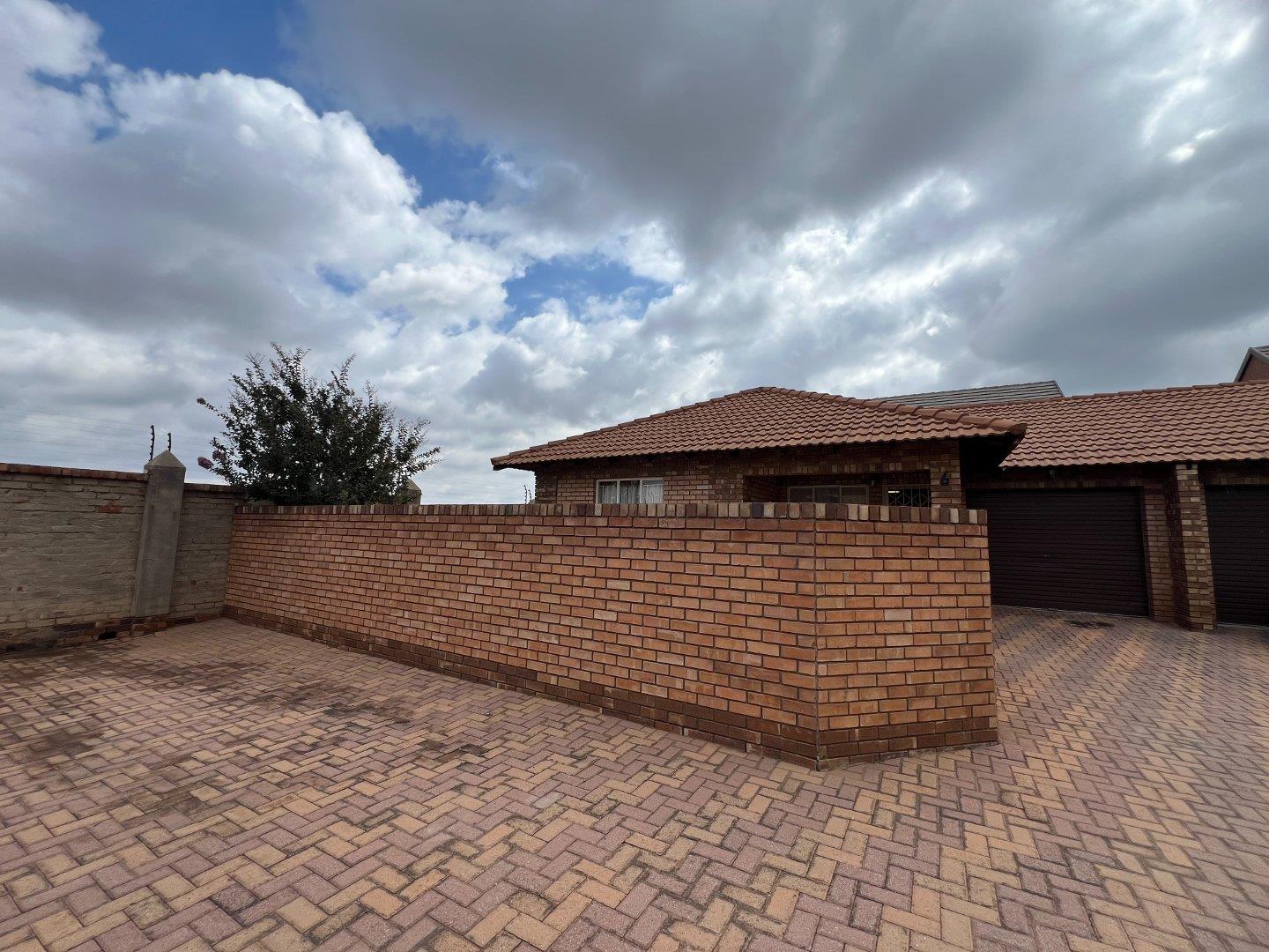 2 Bedroom Townhouse for sale in Waterberry Country Estate P24114281788