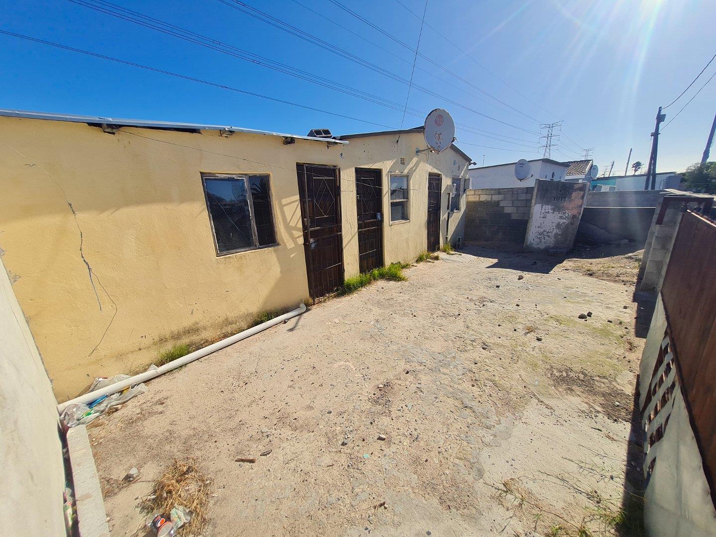 4 Bedroom House for sale in Browns Farm 1013 Dywabasi Street P24