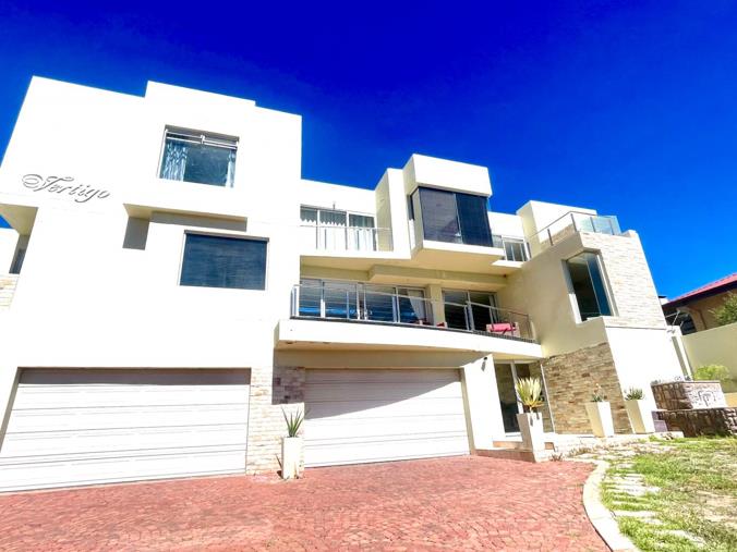 8 Bedroom House for Sale in Ludwigsdorf