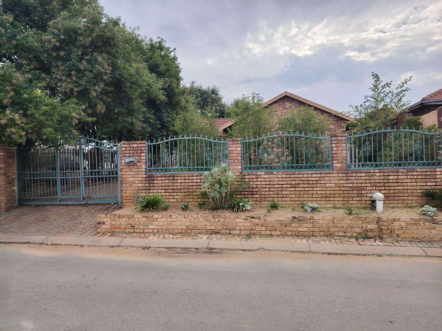 Alexandra East Bank Property Property and houses for sale in