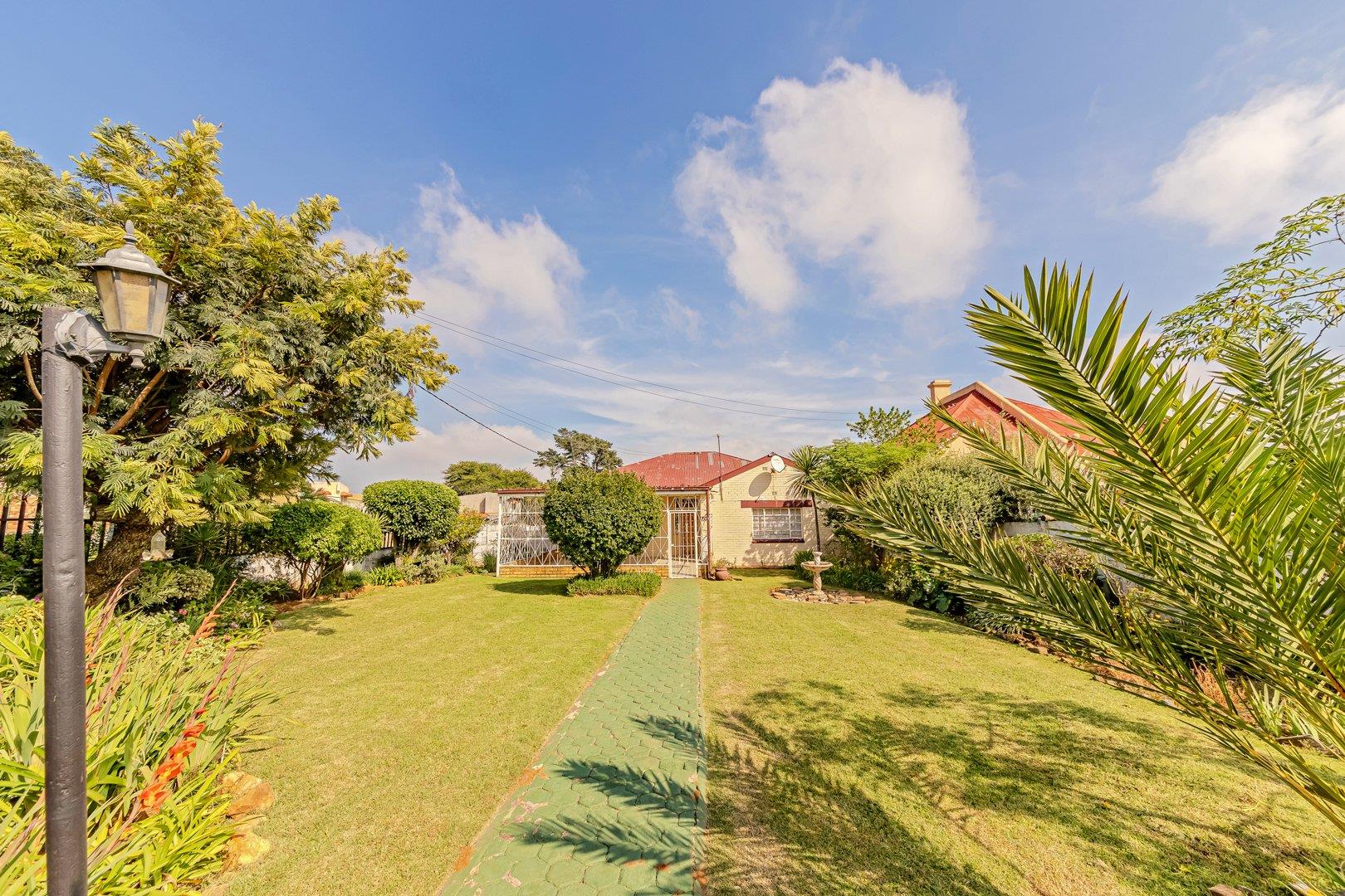 3 Bedroom House for sale in Roodepoort Central P24114240887