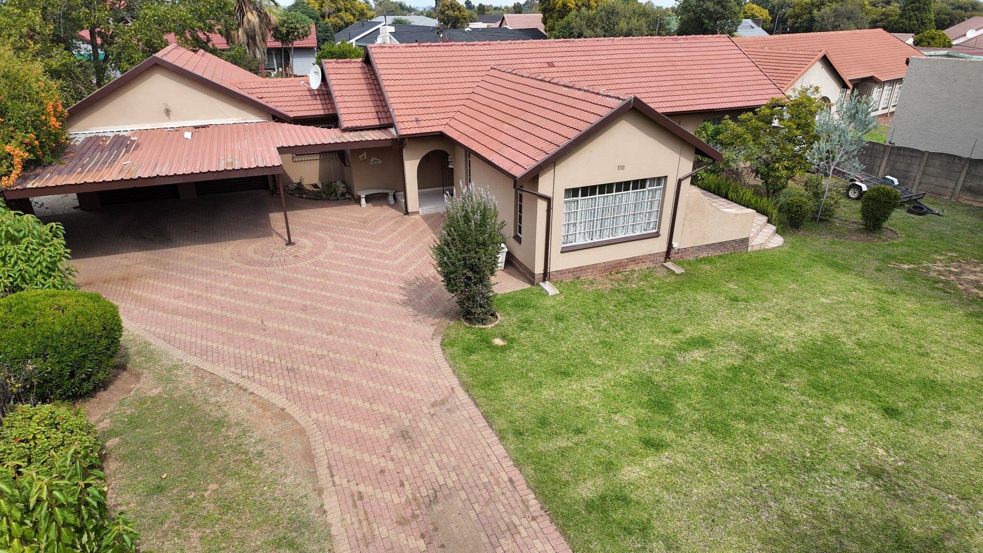 4 Bedroom House for sale in Freeway Park P24114011813