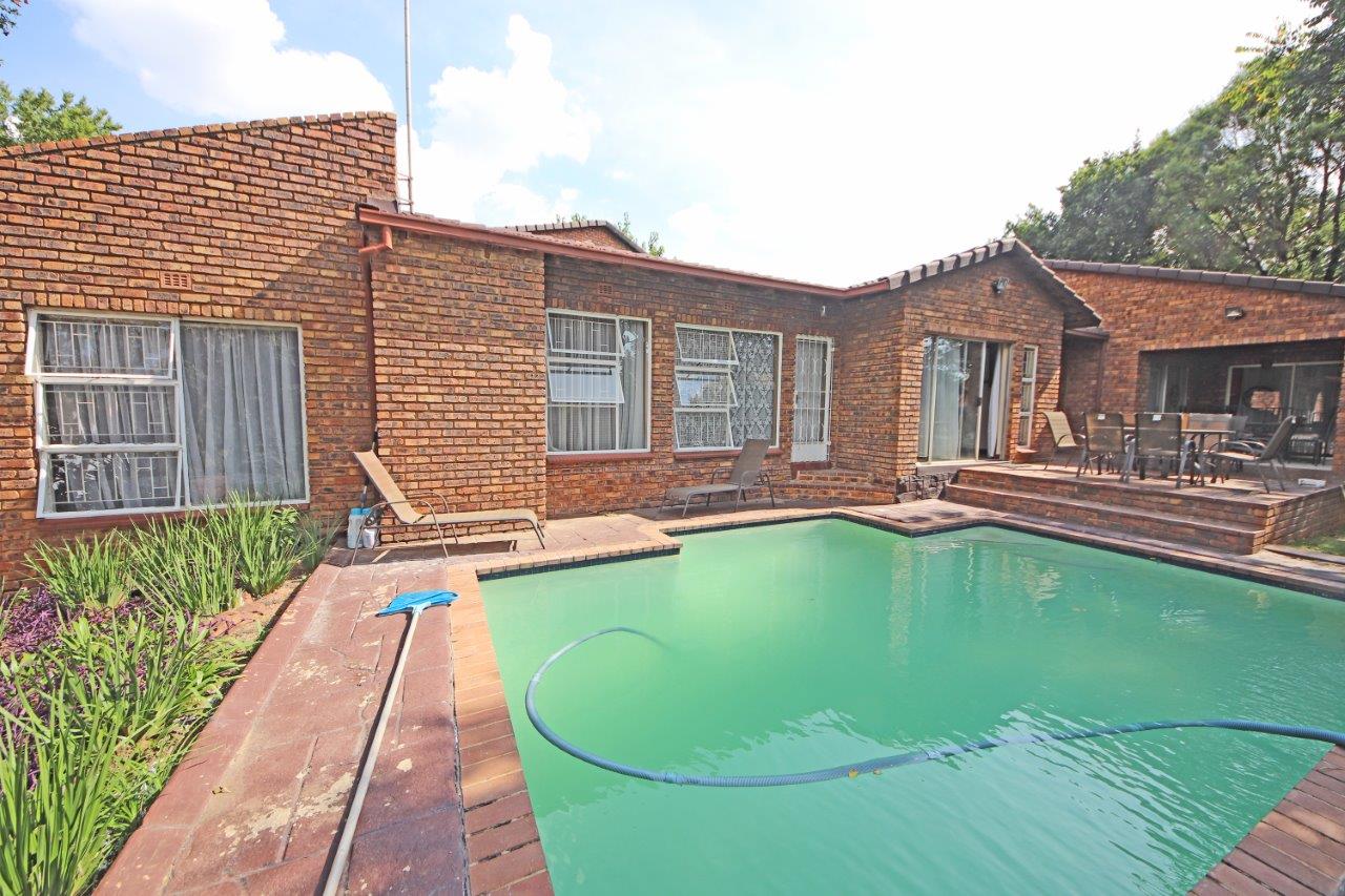 4 Bedroom House for sale in Edenvale Central P24114286213