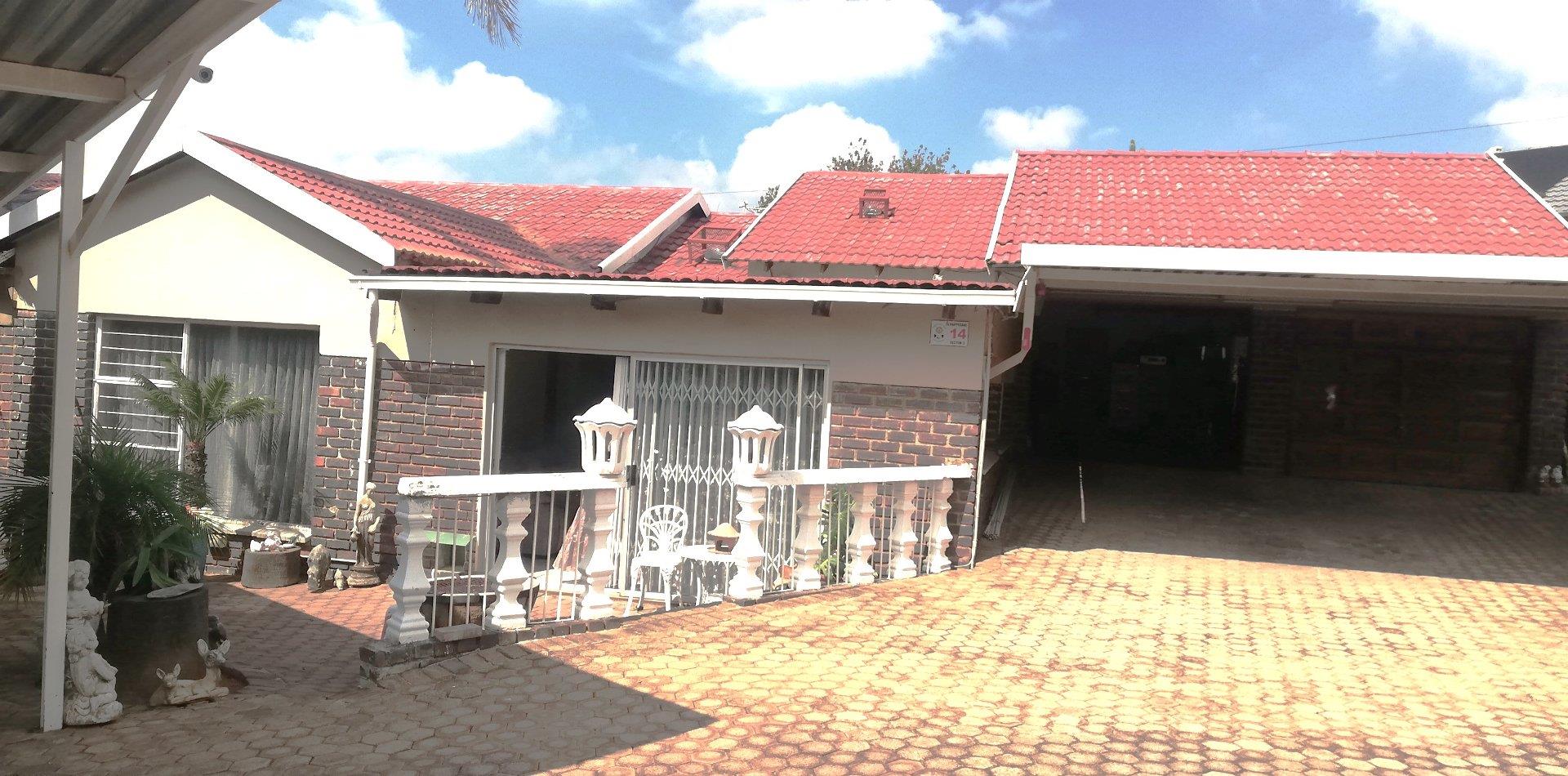 5 Bedroom House for sale in Rant En Dal 14 Papegaai Street P24