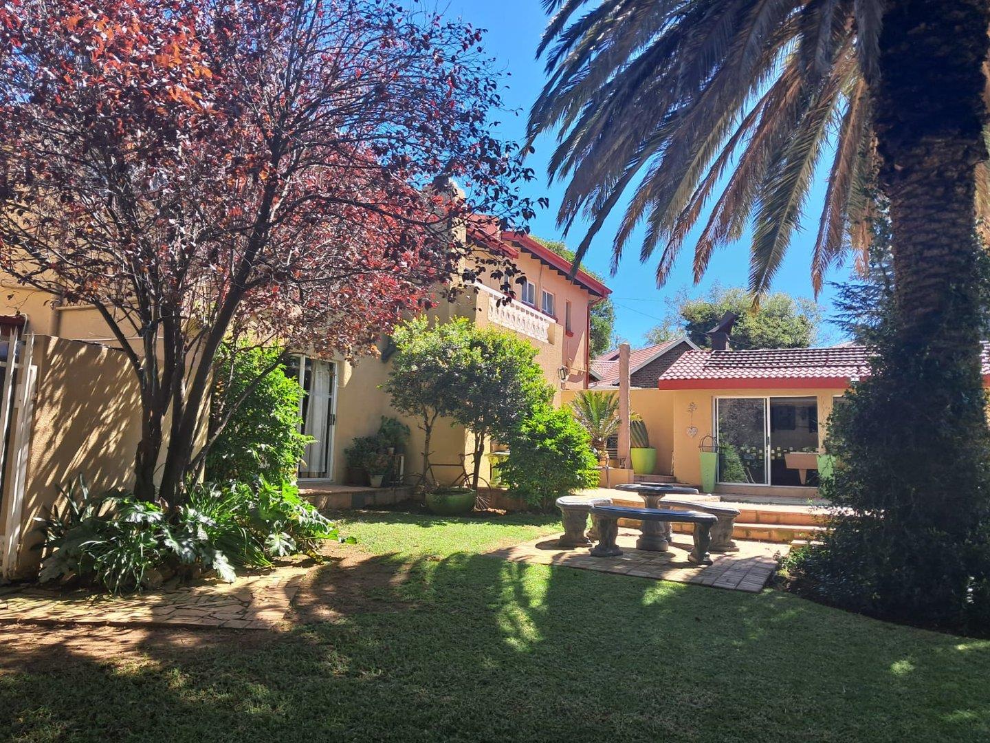 6 Bedroom House for sale in Overkruin P24114288304