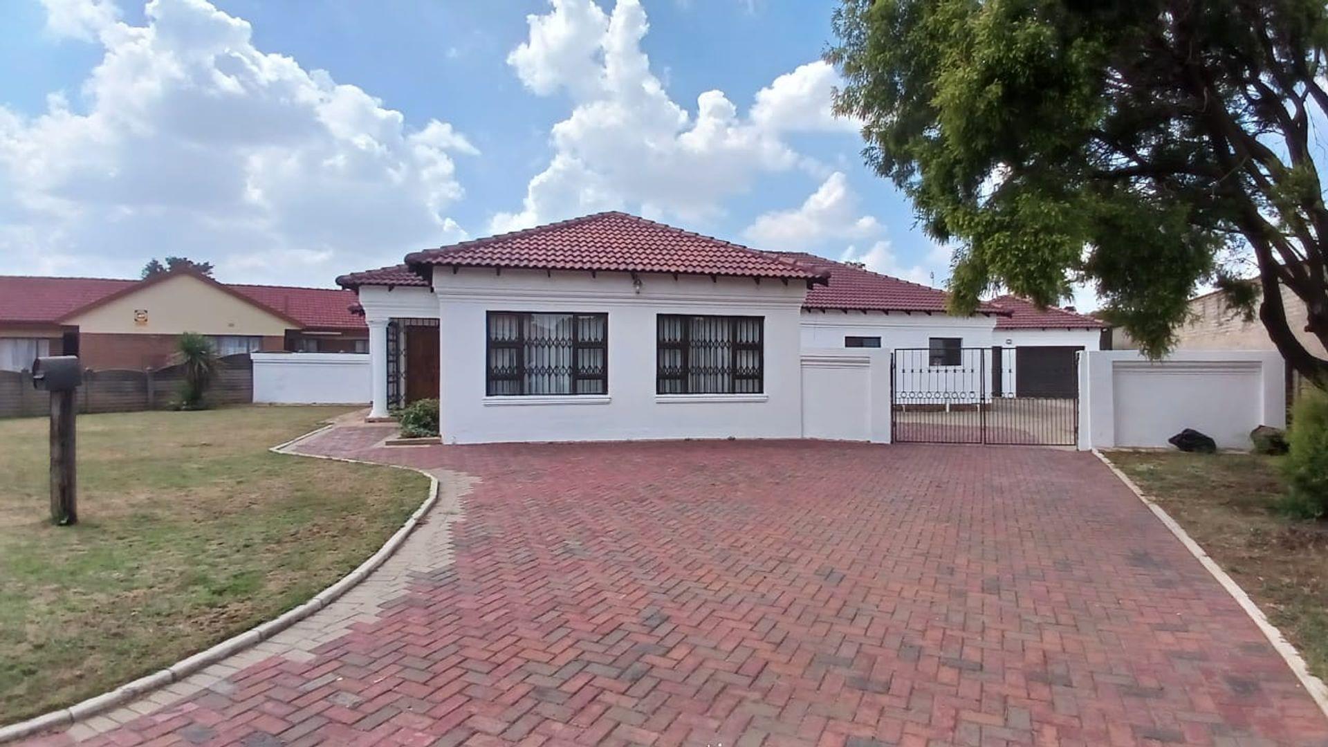 4 Bedroom House for sale in Waldrift P24114289206