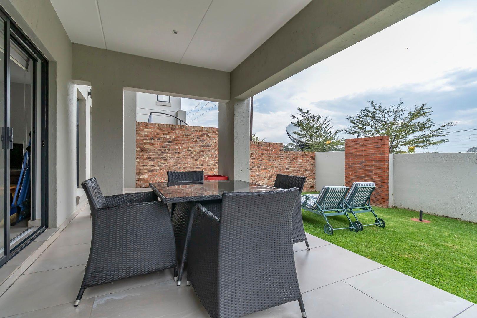 3 Bedroom Townhouse for sale in Crowthorne AH P24112331368