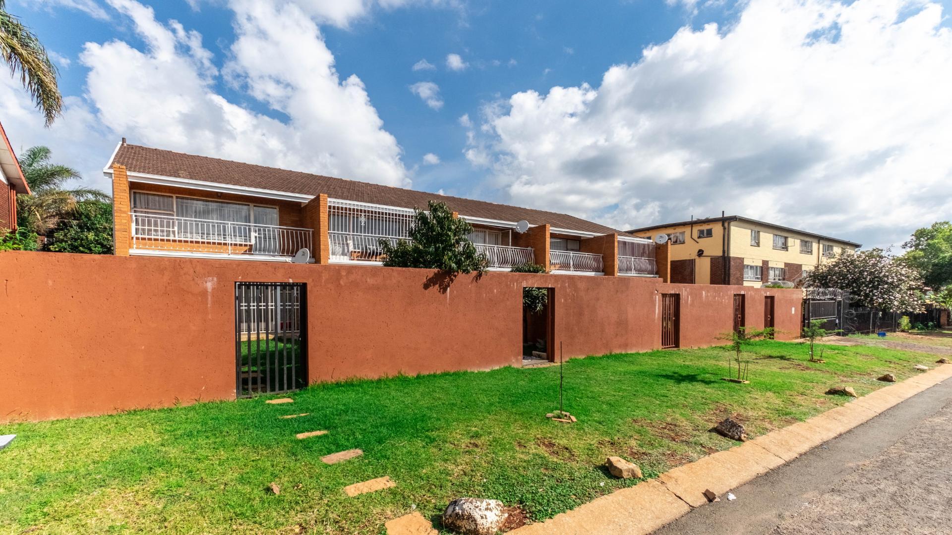 2 Bedroom Townhouse for sale in Windsor East 68 Viscounts Avenue