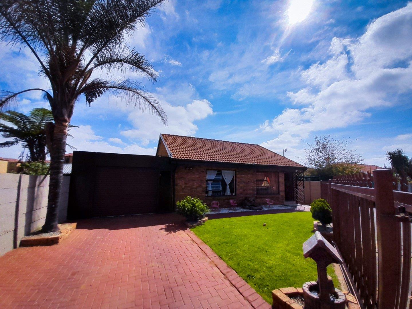 2 Bedroom House for sale in Greenhills Ext 3 3 Logan Villas Willem