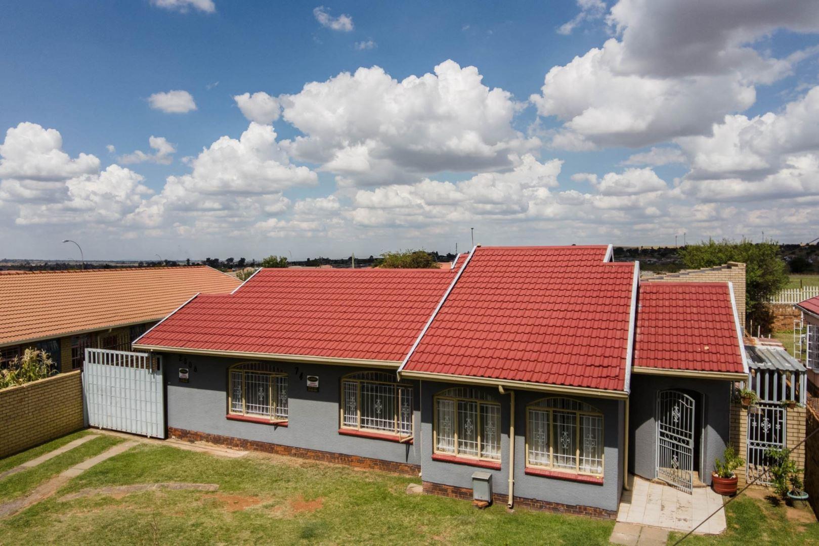 House for sale in Lenasia South P24114292849