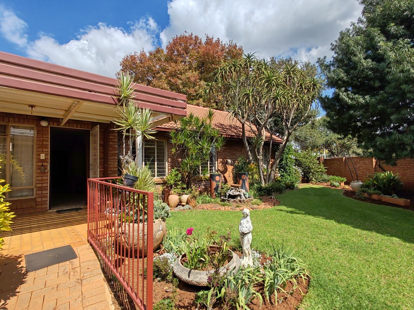 3 Bedroom Townhouse for sale in Faerie Glen P24114294160