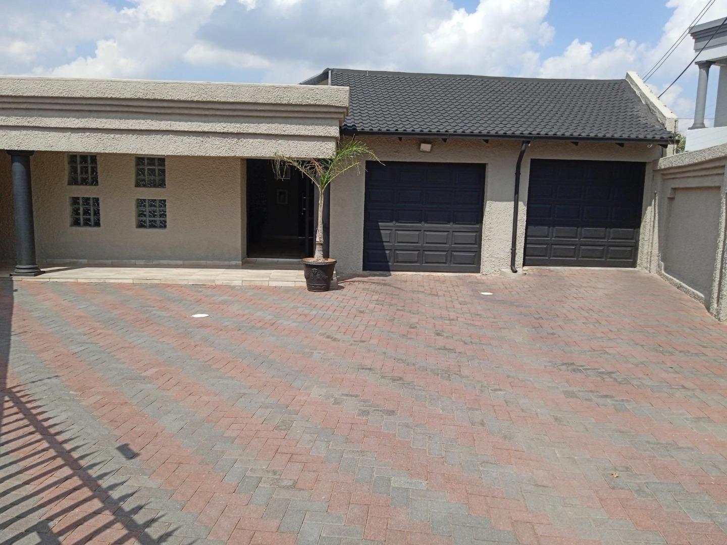 3 Bedroom House for sale in Elandspark 34 Watermeyer Street P24