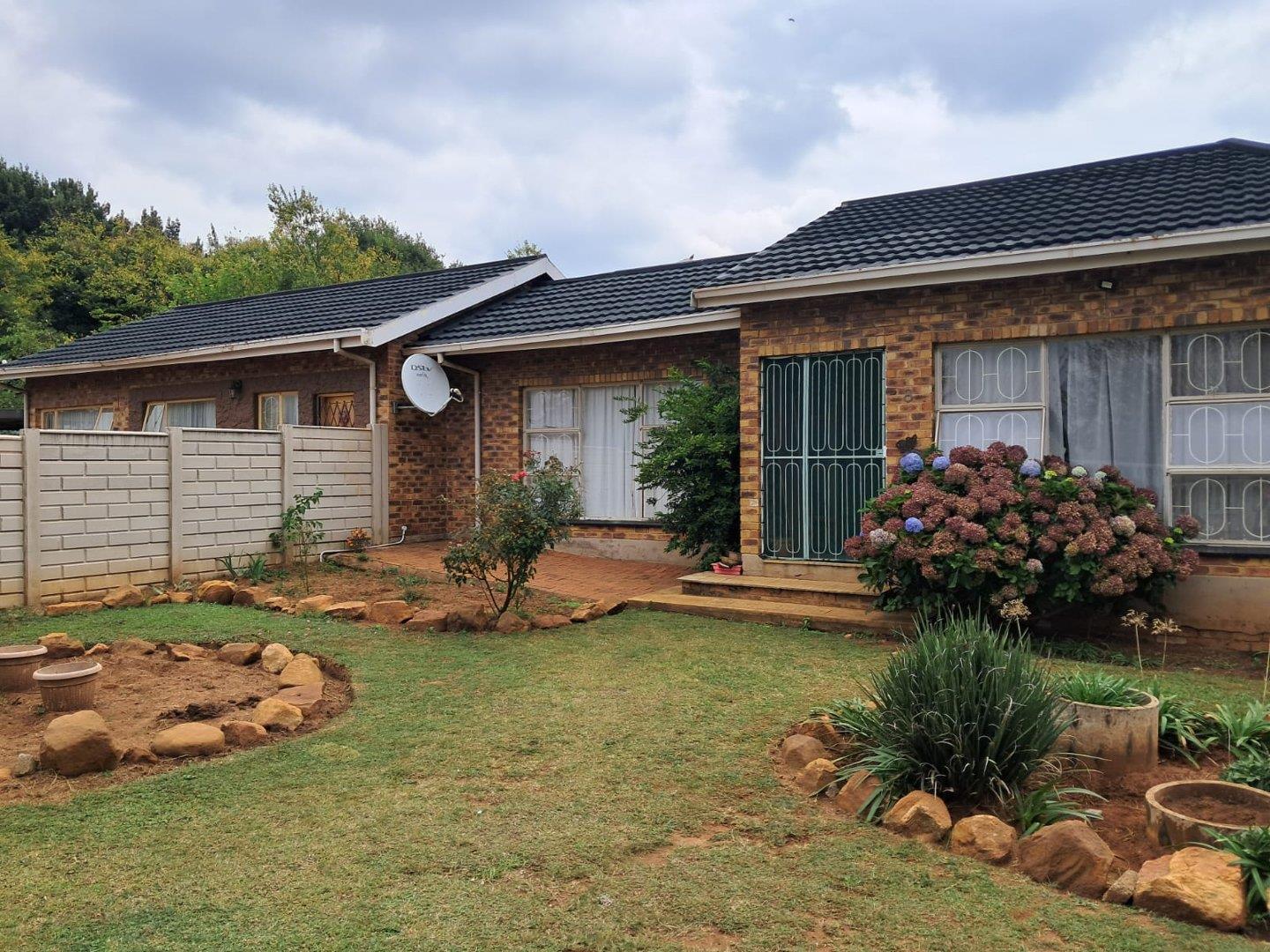 5 Bedroom House for sale in Bergsig P24114295379