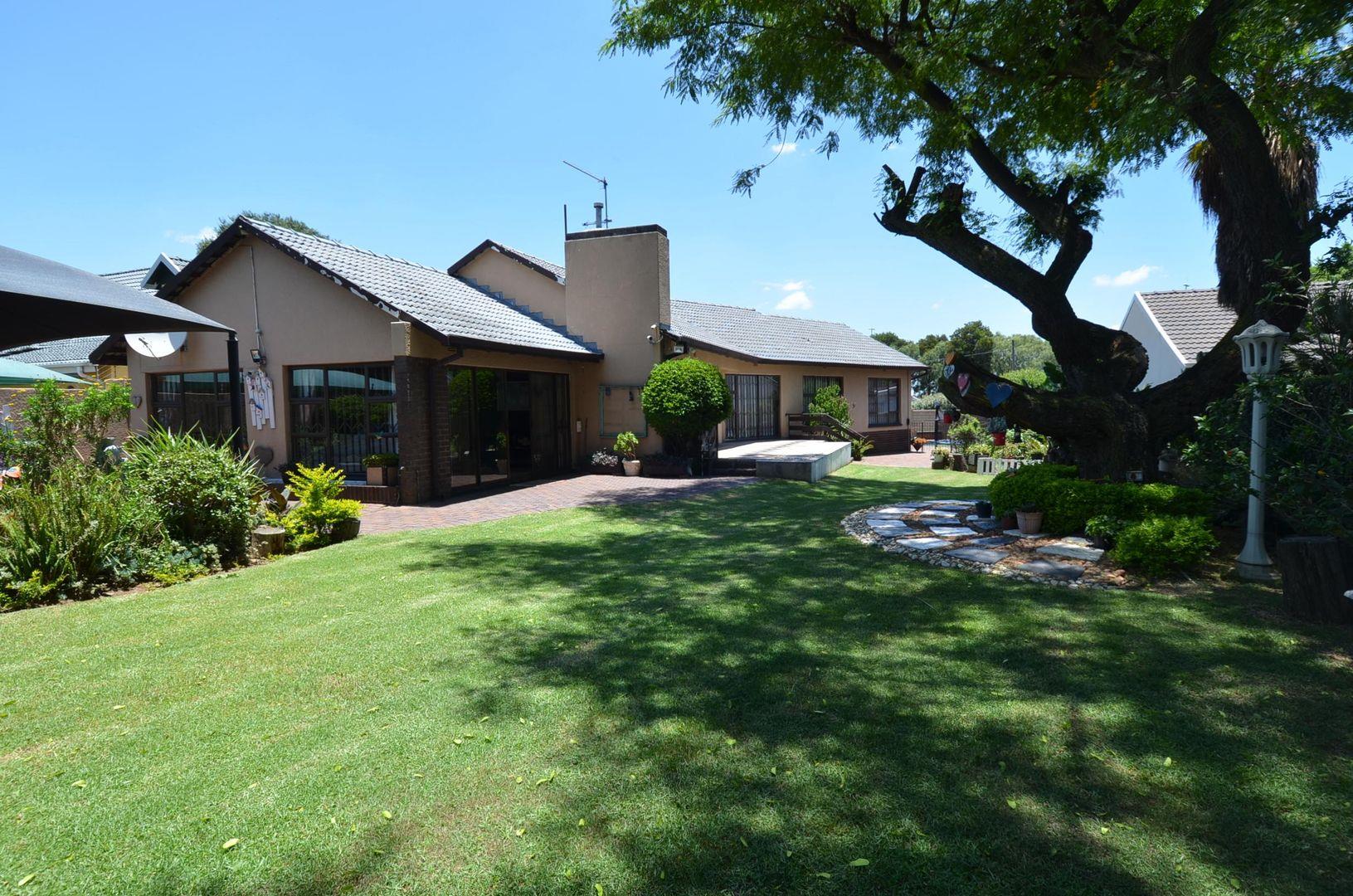 4 Bedroom House for sale in Meadowbrook P24113873207