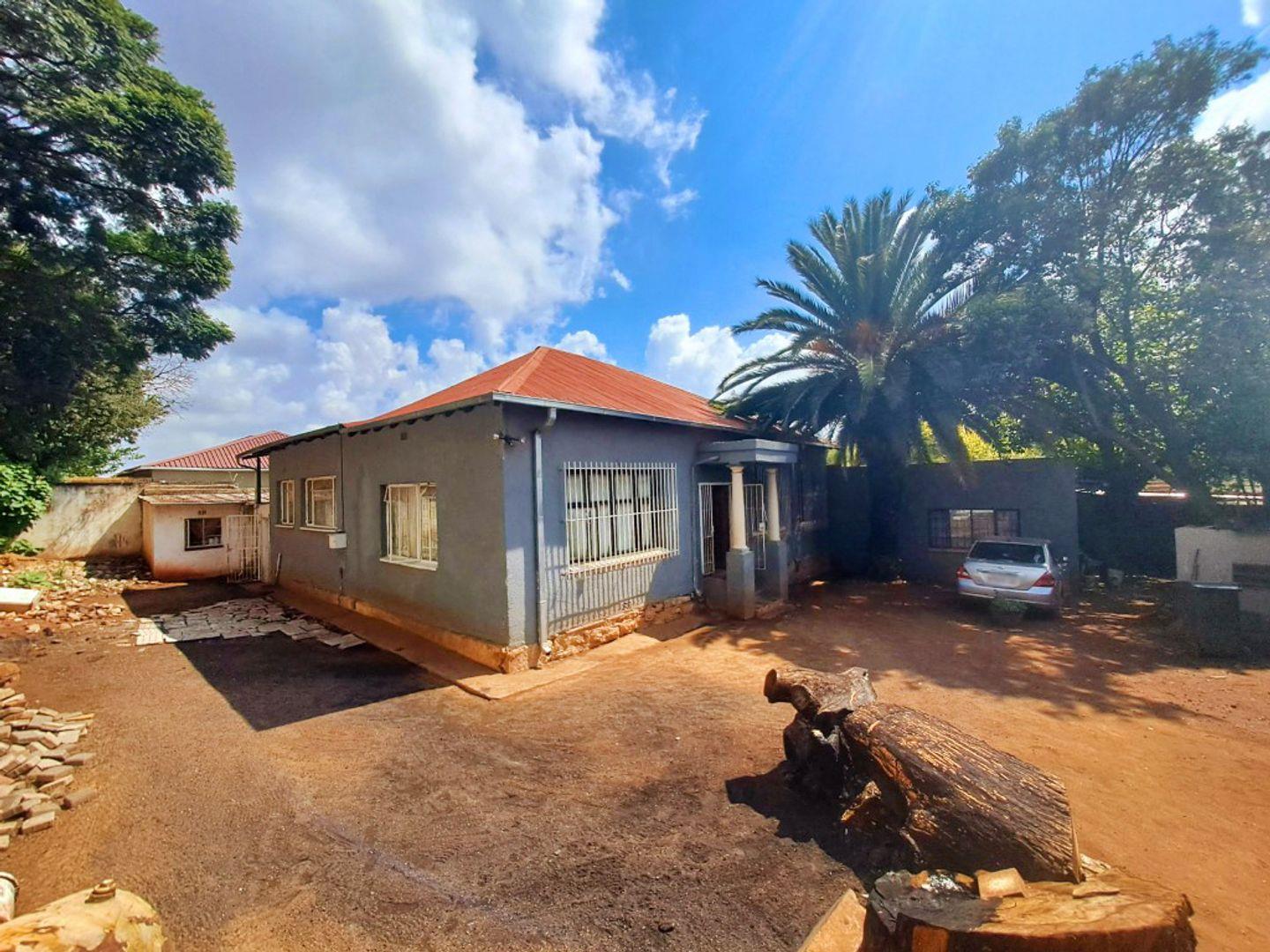 5 Bedroom House for sale in Yeoville P24114297202