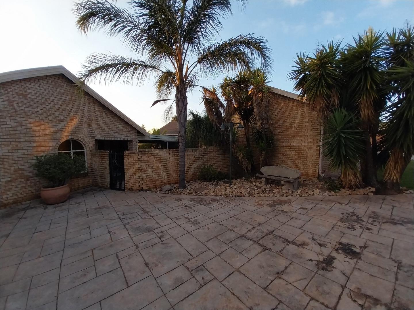 3 Bedroom House for sale in Thatchfield Cresent P24114297787