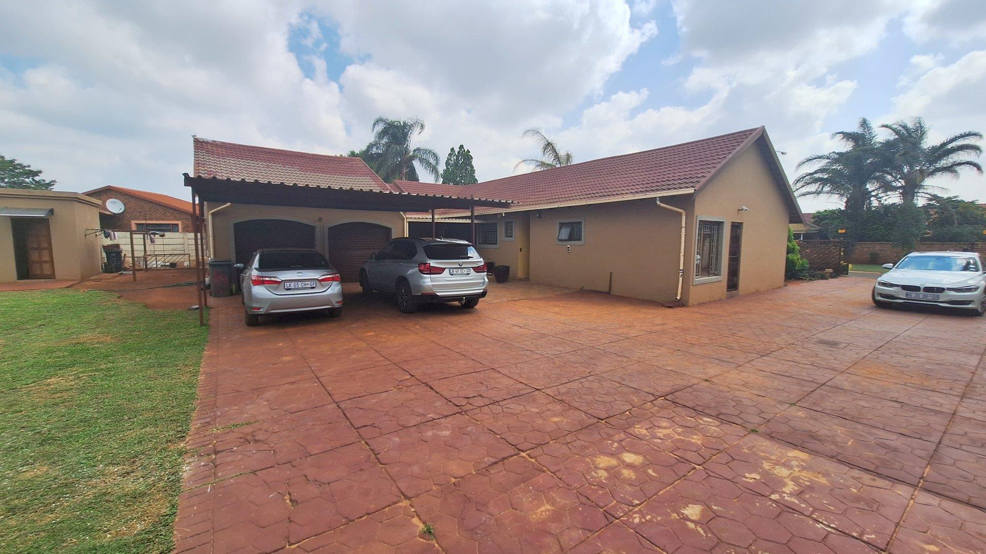 4 Bedroom House for sale in Clarina P24114278871