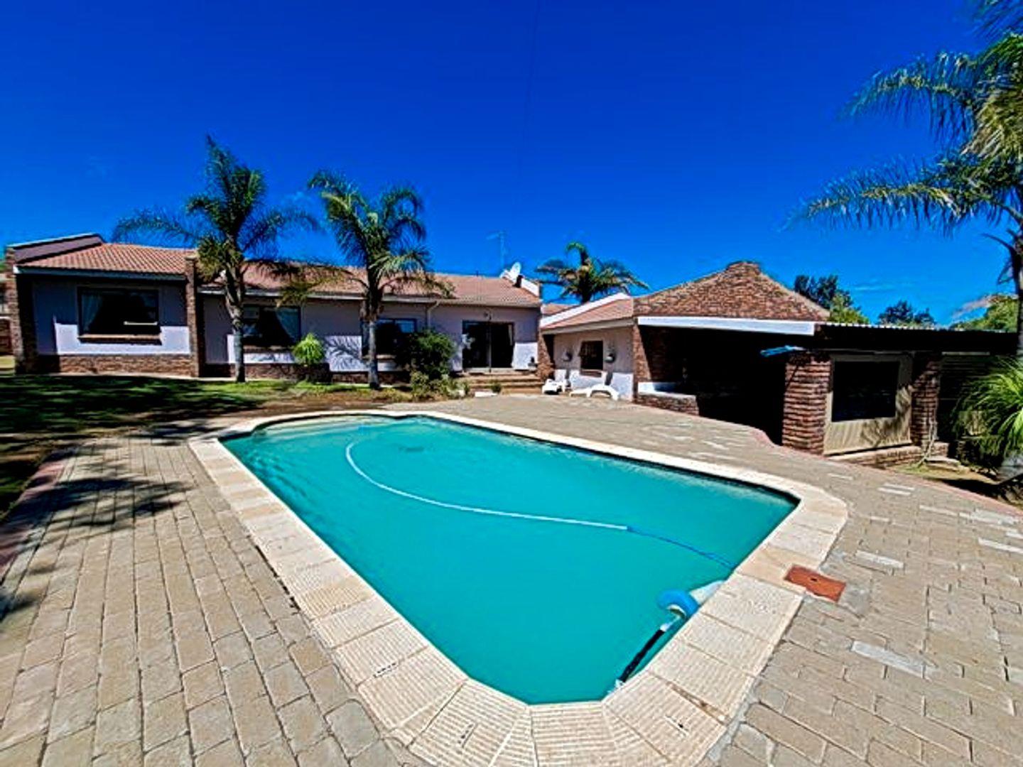 3 Bedroom House for sale in Cradock P24114301325