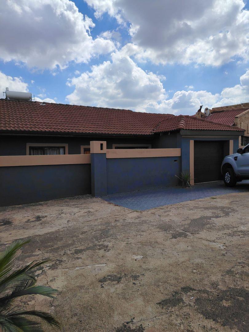 3 Bedroom House for sale in Protea North P24114302052