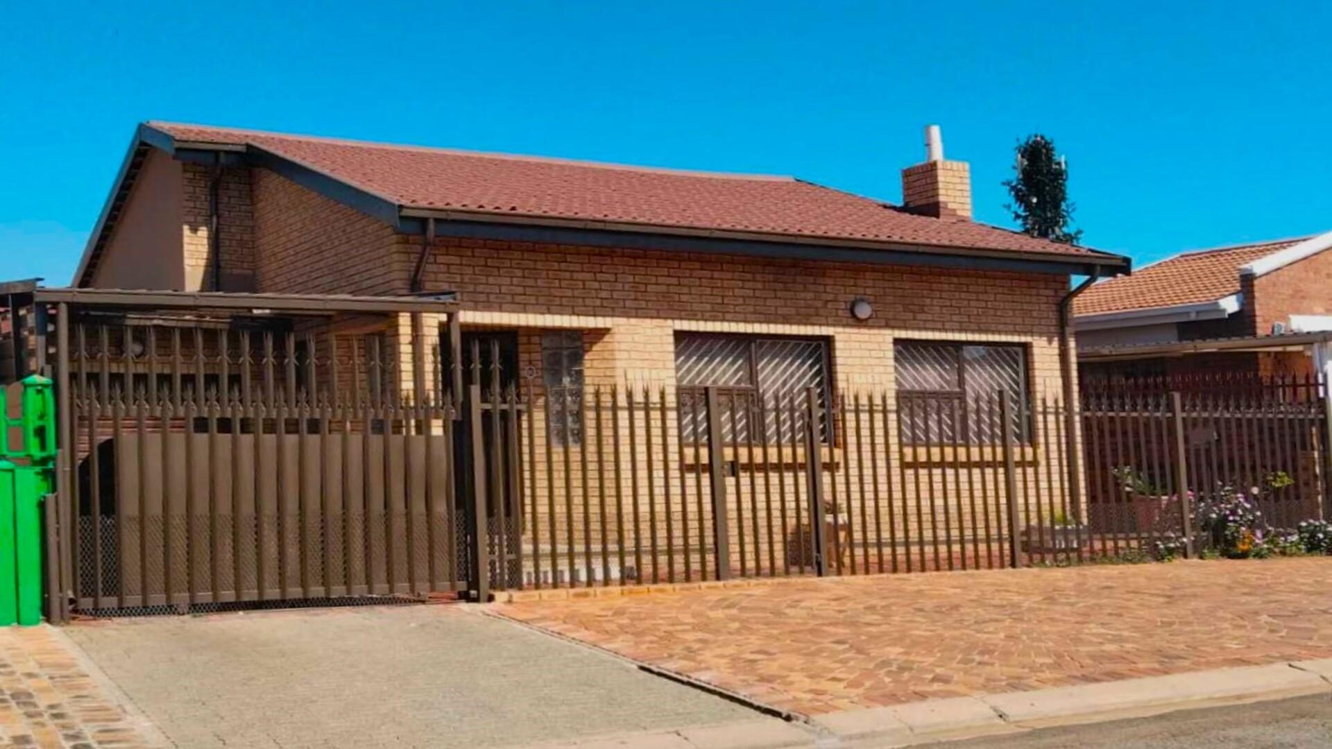 3 Bedroom House for sale in Lenasia Ext 6 P24114302071