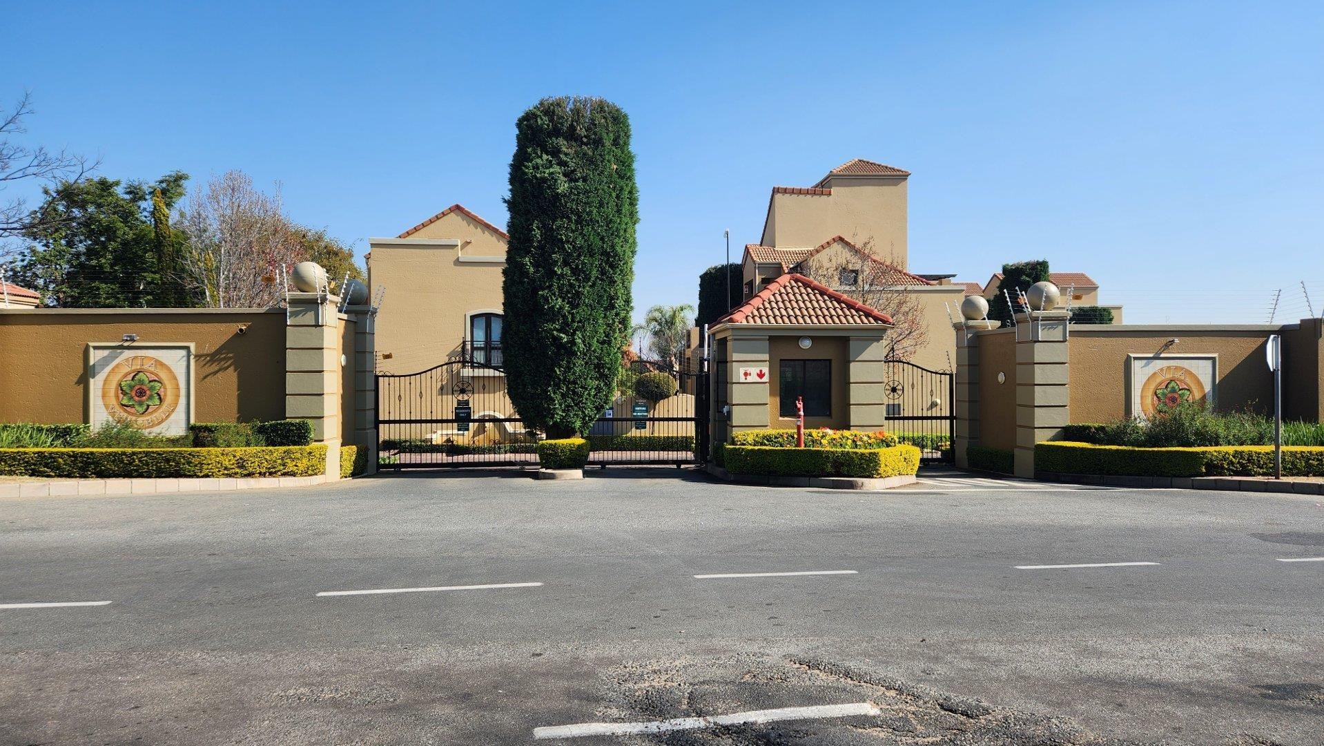 1 Bedroom Townhouse for sale in Sunninghill P24113899971