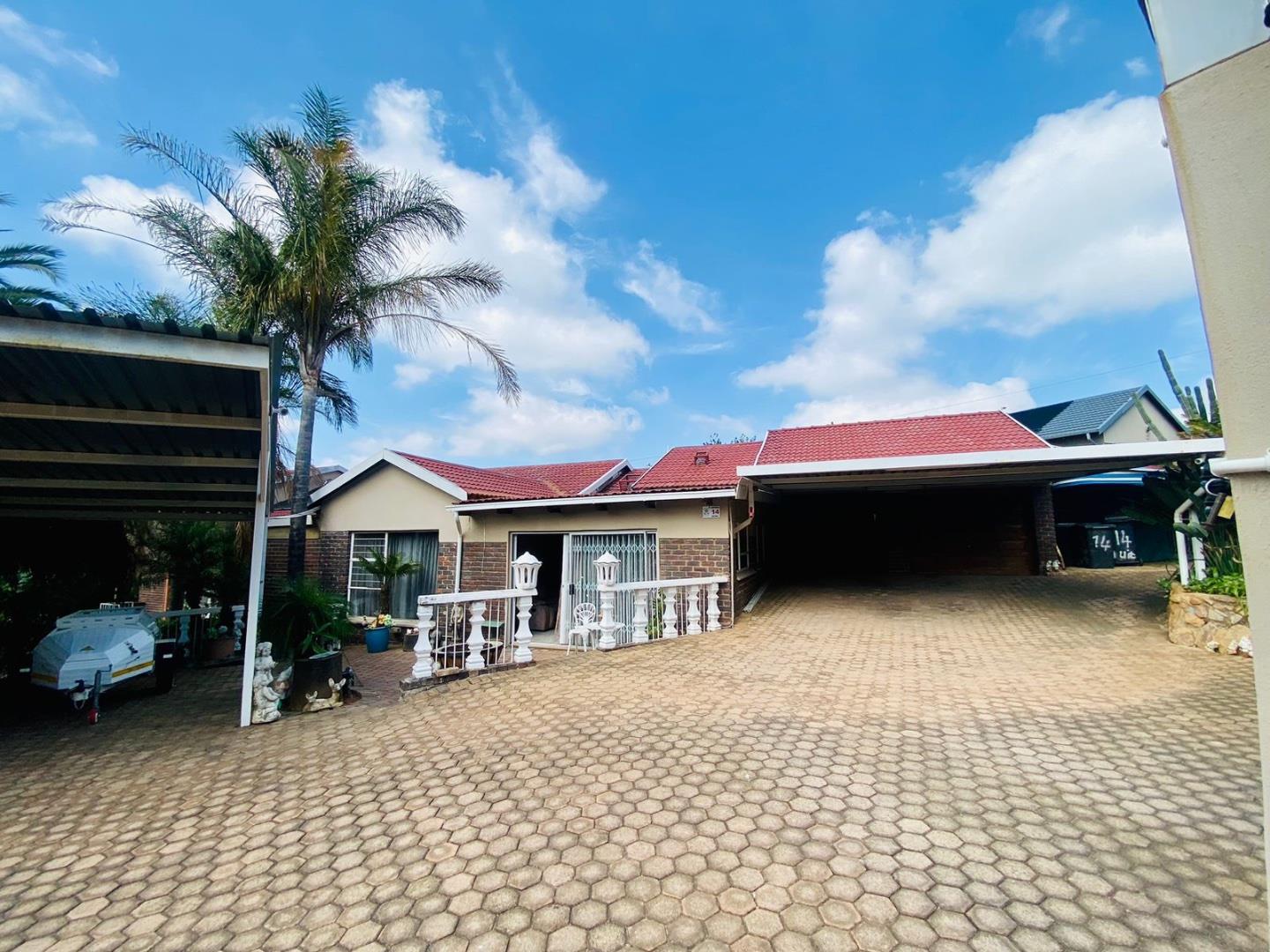 5 Bedroom House for sale in Rant En Dal 14 Papegaai Street P24