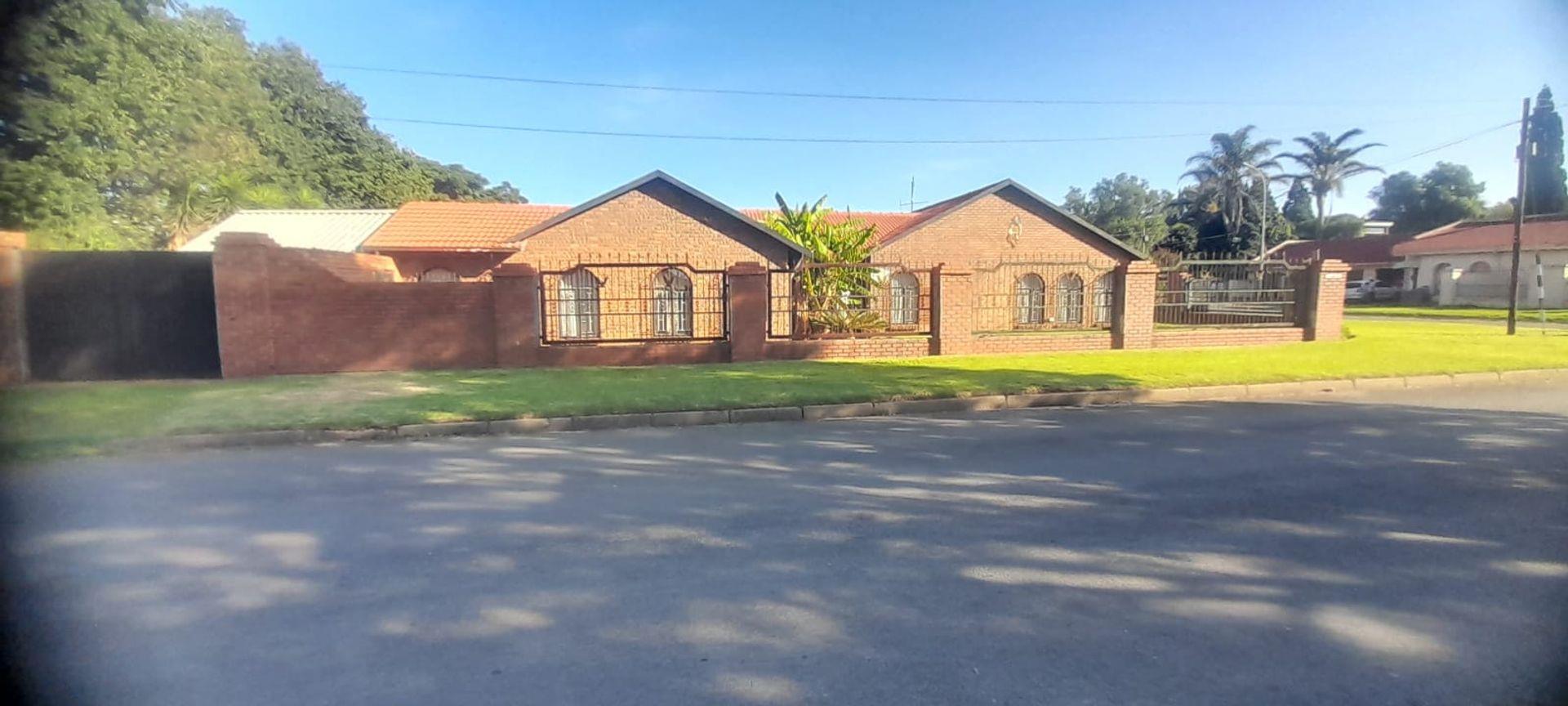 3 Bedroom House for sale in Anzac P24114304857