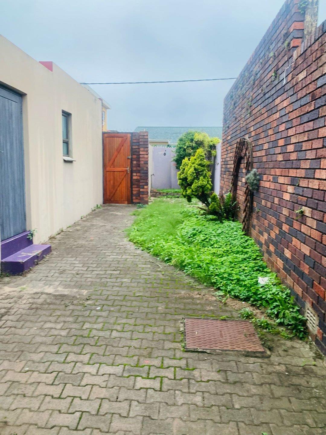 3 Bedroom House for sale in Quigney P24114305329