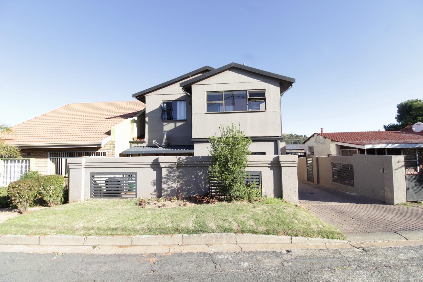 4 Bedroom House for sale in Riverlea P24114306064