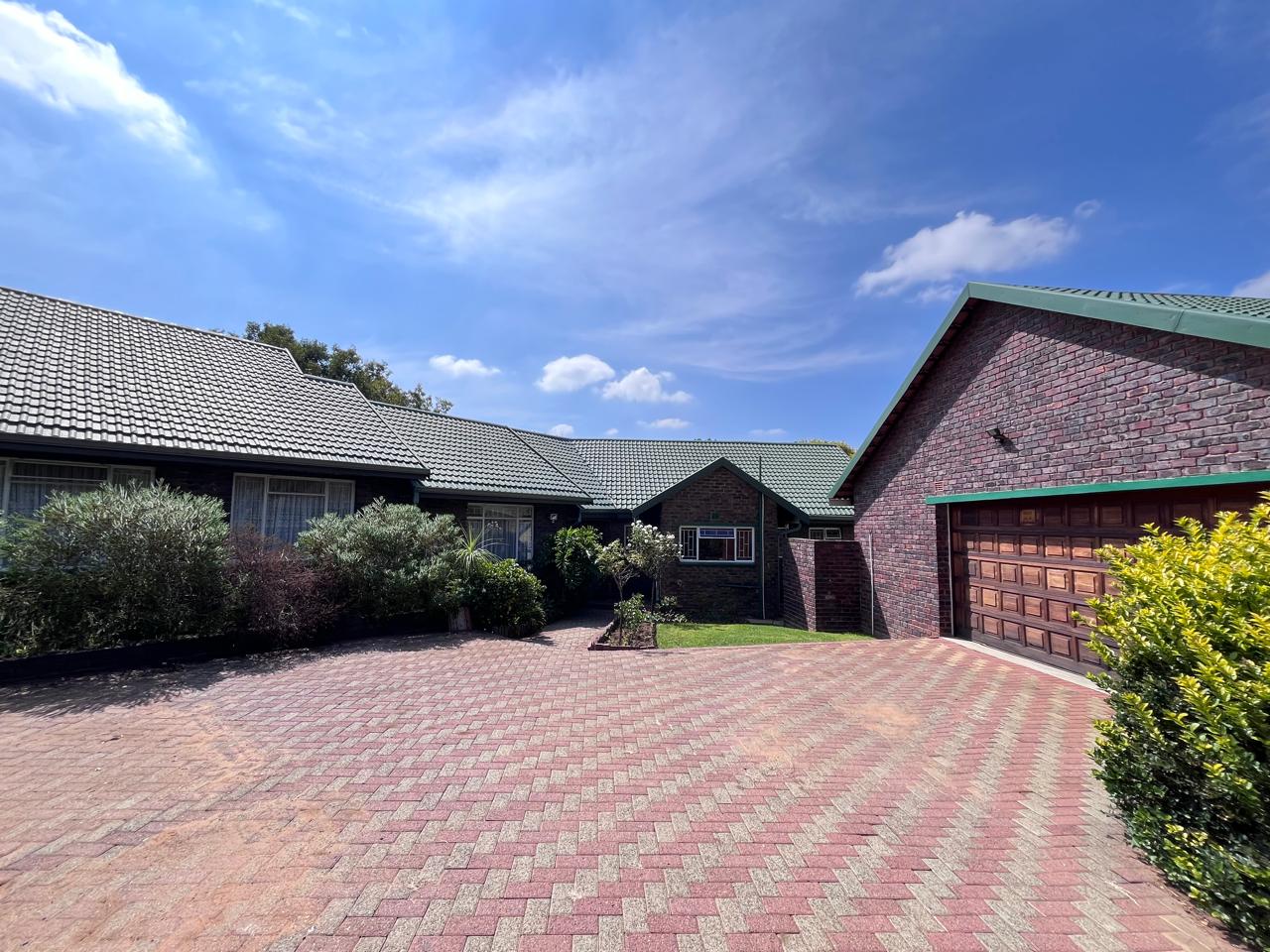 3 Bedroom House for sale in Overkruin P24114306383