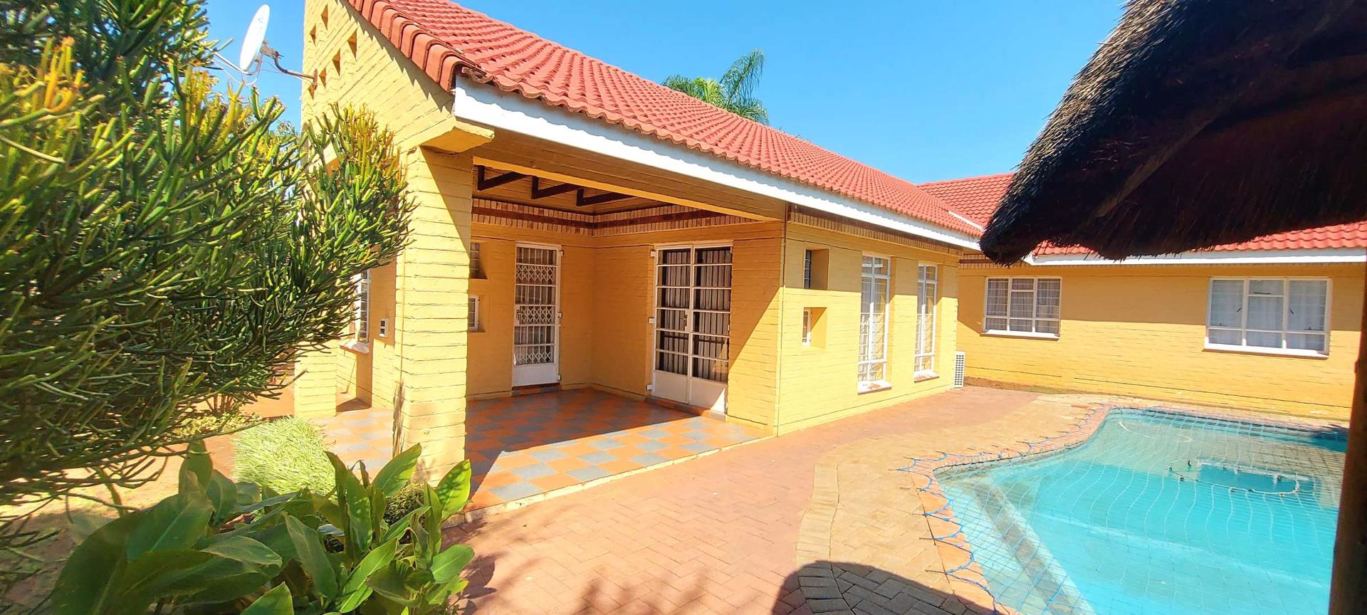 3 Bedroom House for sale in Golf View P24114307685