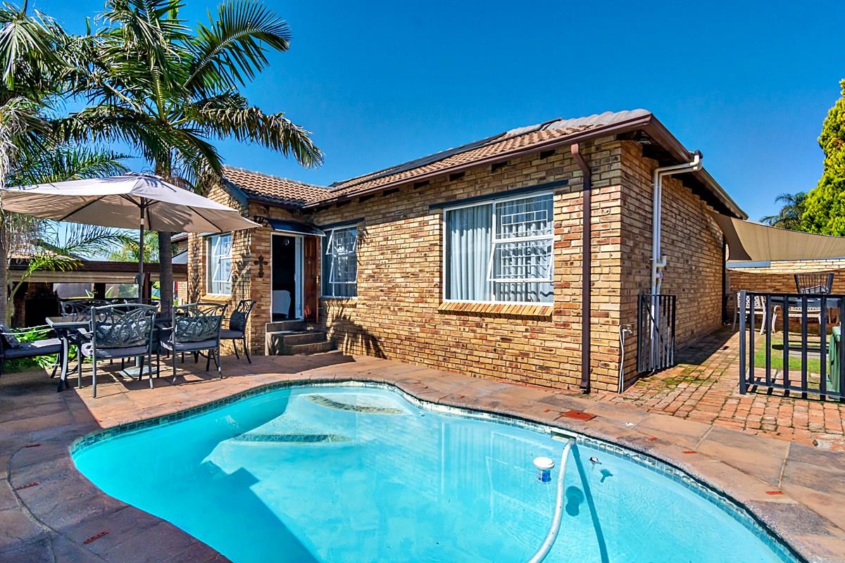 3 Bedroom Townhouse for sale in Honeydew Ridge P24114611146