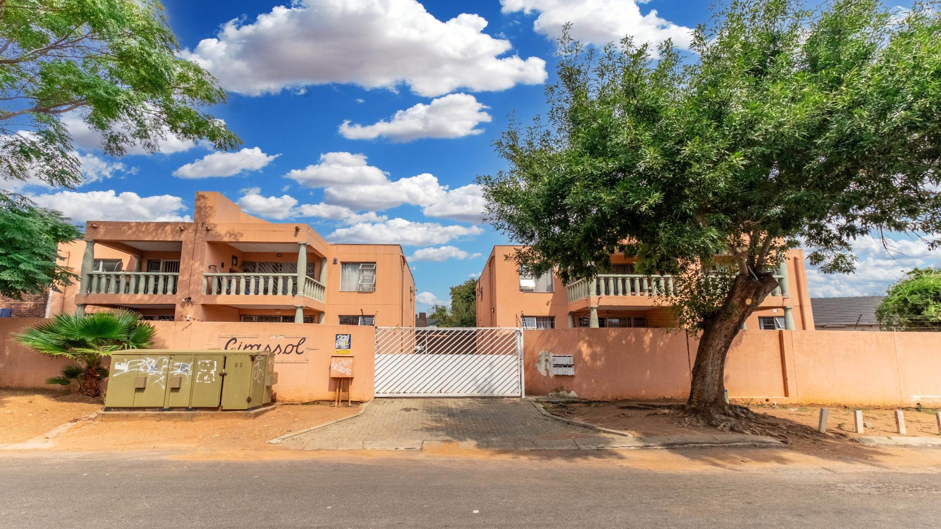 2 Bedroom Apartment / flat for sale in Windsor West P24114308857