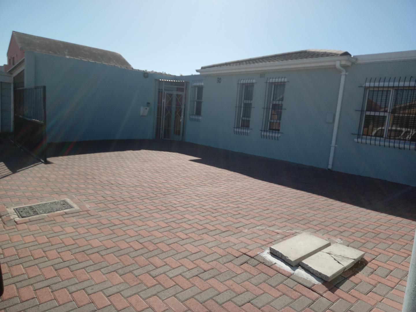 3 Bedroom House for sale in Charlesville P24114310986