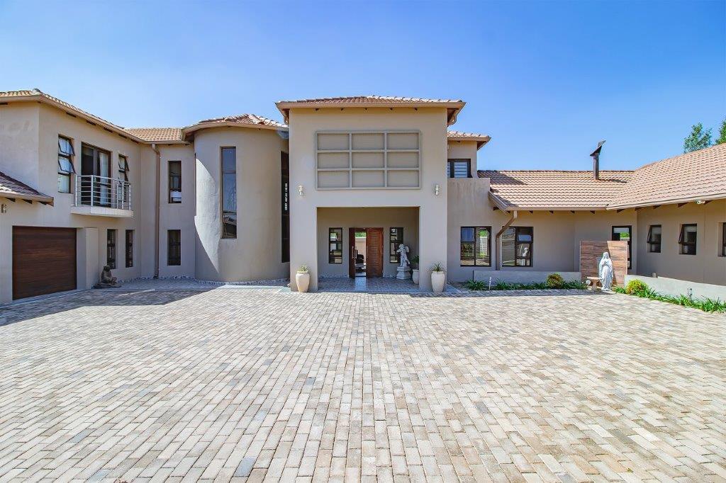6 Bedroom House for sale in Zambezi Country Estate 1552 Cisticola Street Zambezi Country