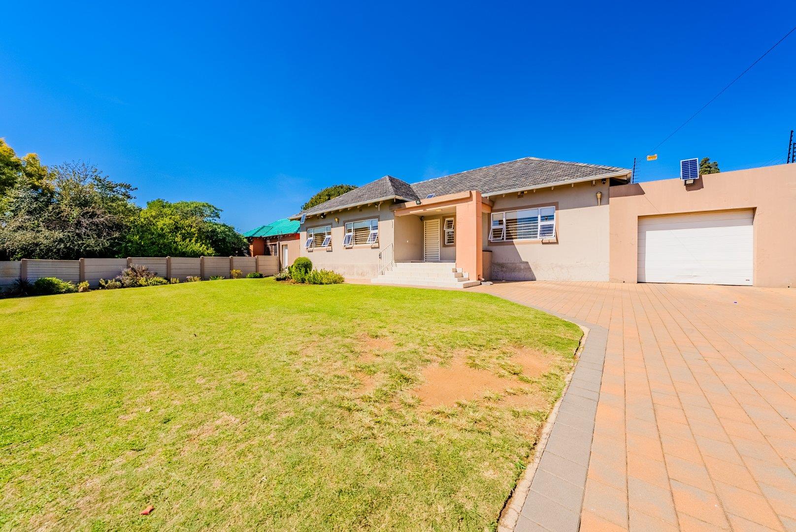 3 Bedroom House for sale in Robertsham P24114311556