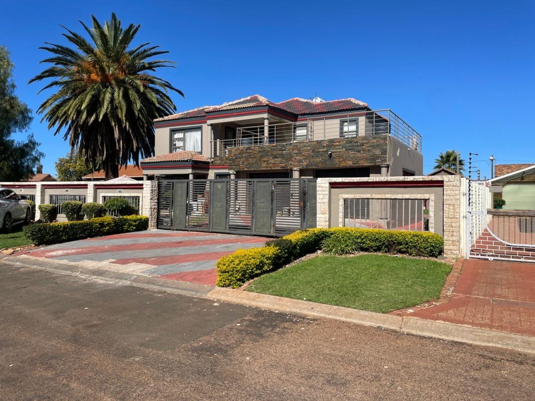 5 Bedroom House for sale in Dawn Park P24114312115