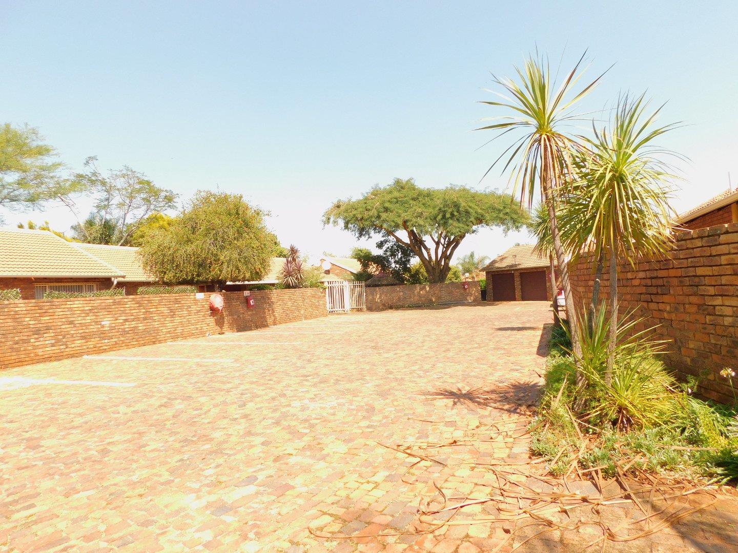 2 Bedroom Townhouse for sale in Pierre Van Ryneveld P24114312839