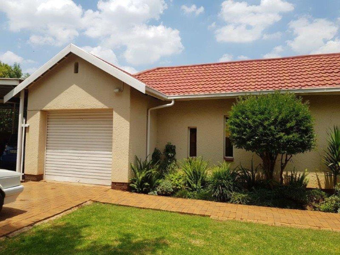 3 Bedroom House for sale in Krugersrus P24114312869