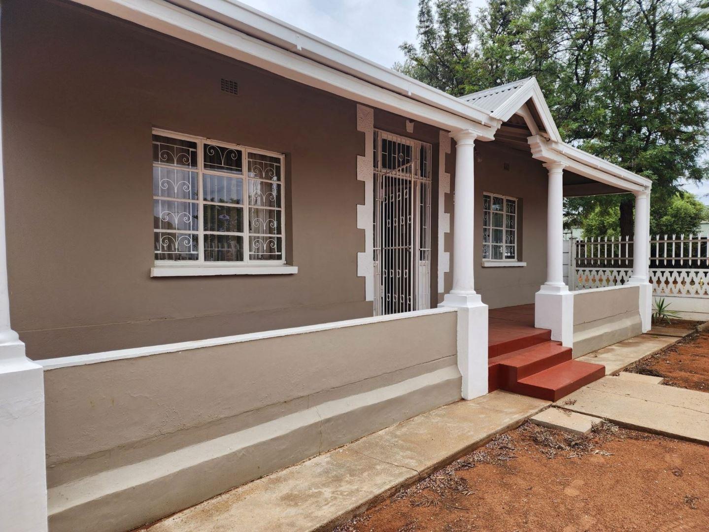 3 Bedroom House for sale in Beaconsfield 61 Robinson Street P24