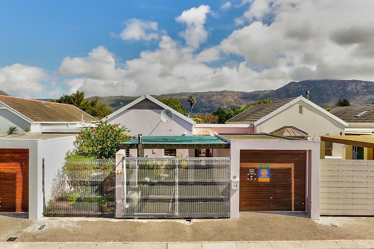 2 Bedroom House for sale in Bergvliet P24114313853