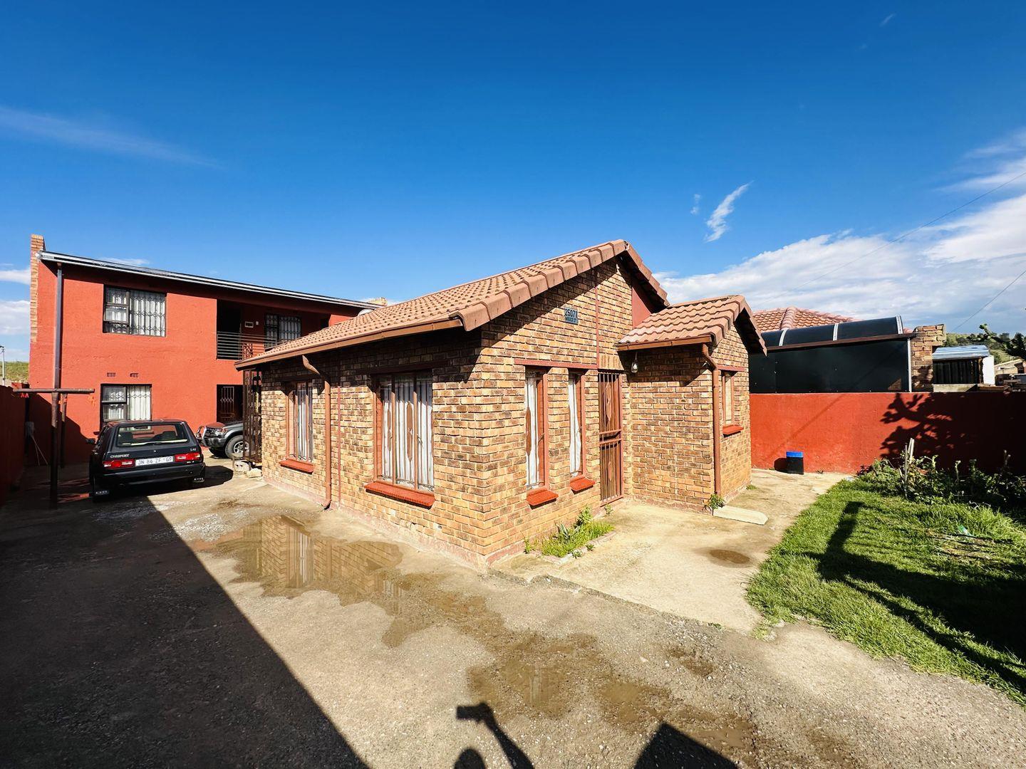 2 Bedroom House for sale in Diepkloof Zone 4 P24113772660