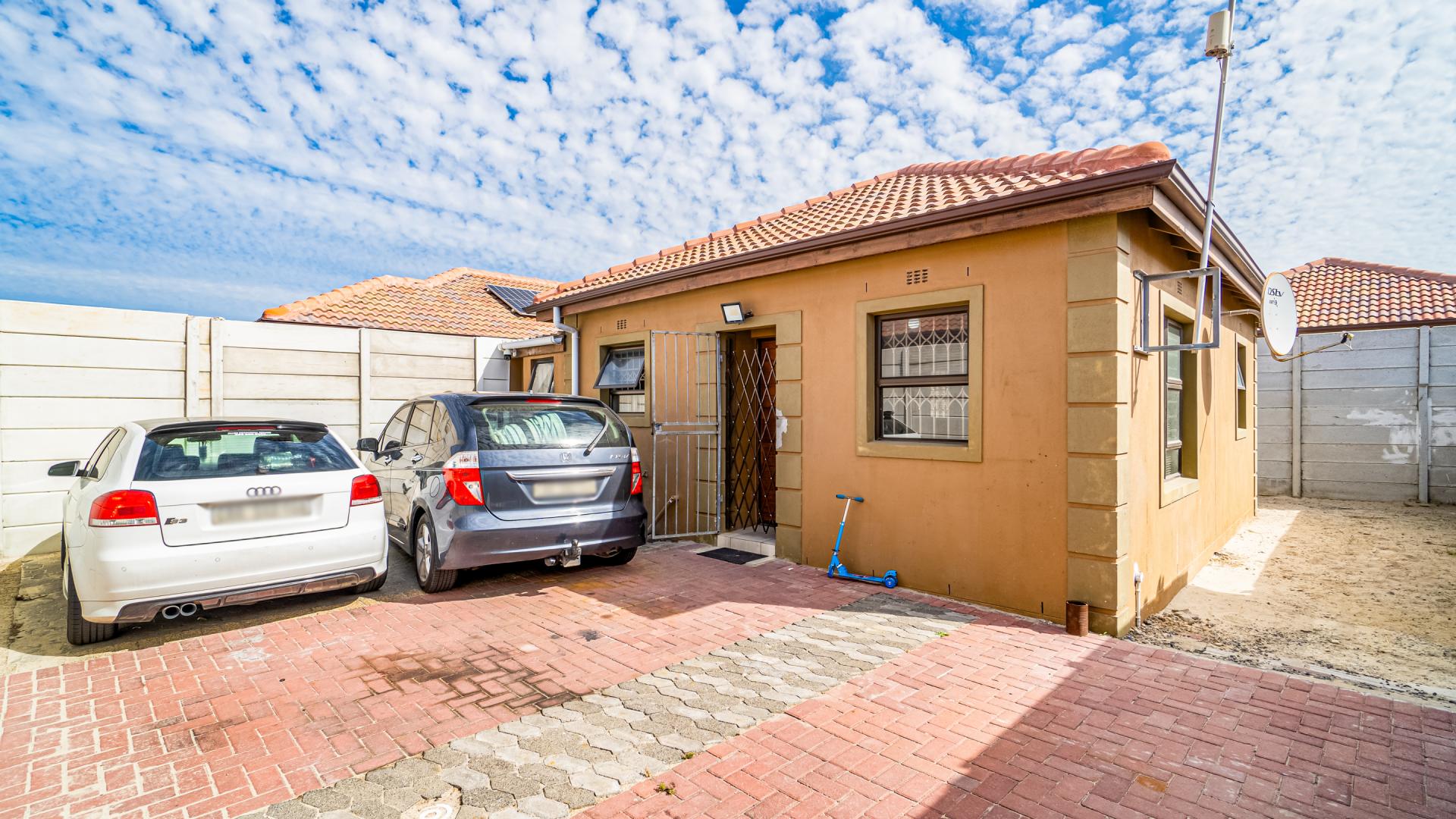 2 Bedroom House for sale in Westridge P24114314902