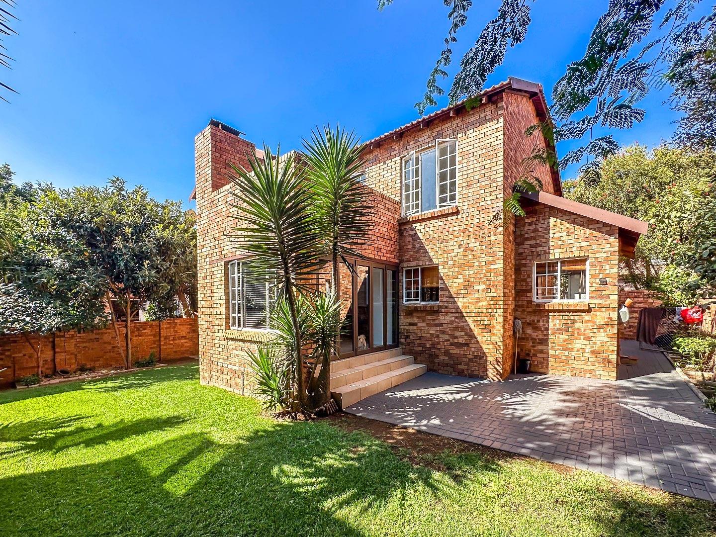 3 Bedroom Townhouse for sale in Sundowner P24114220669