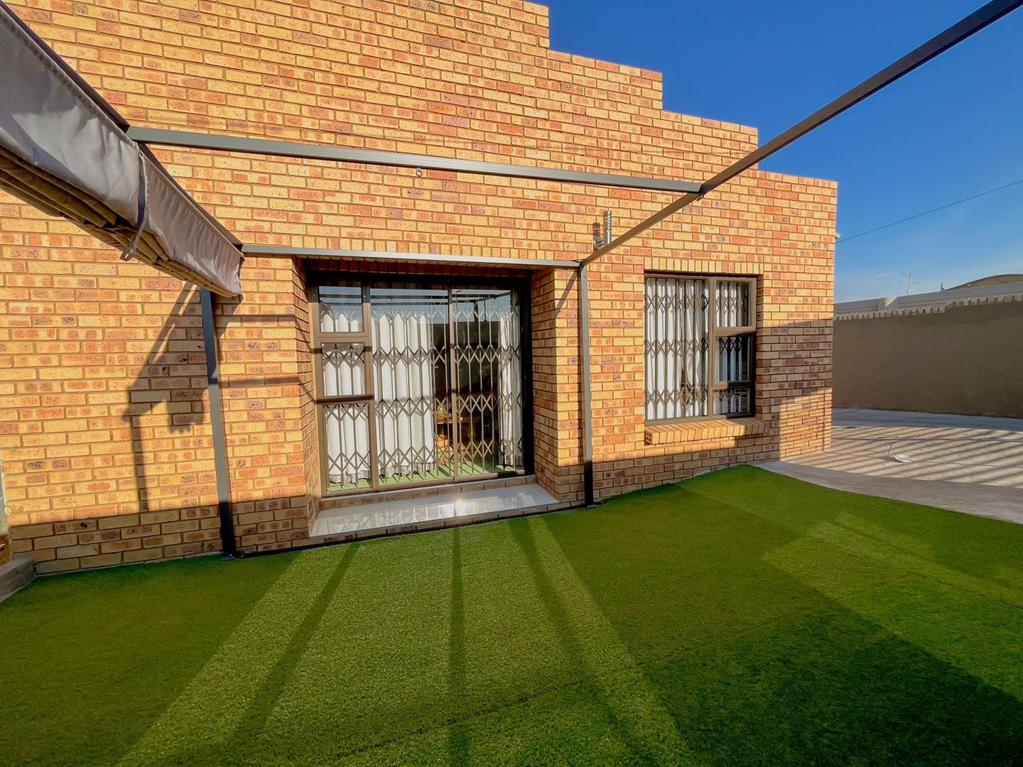 2 Bedroom House for sale in Mofolo Central P24114318709