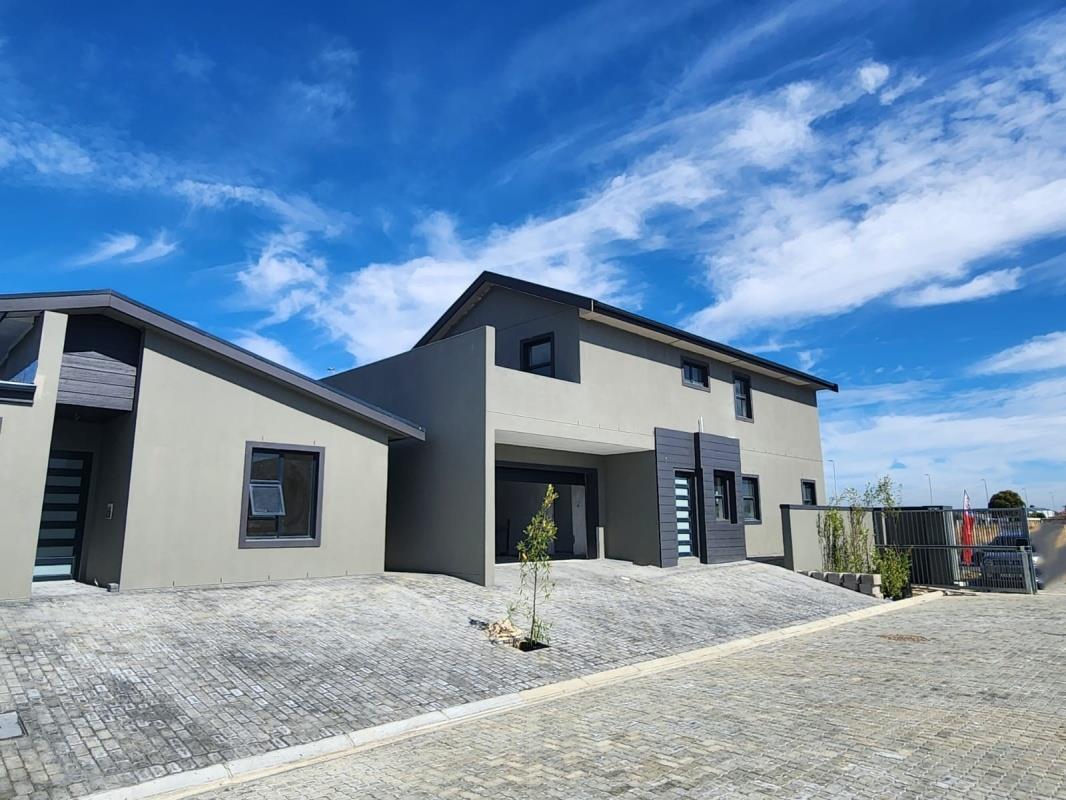 3 Bedroom House for sale in Sea Breeze 3 Cornwall St & Dennehof St