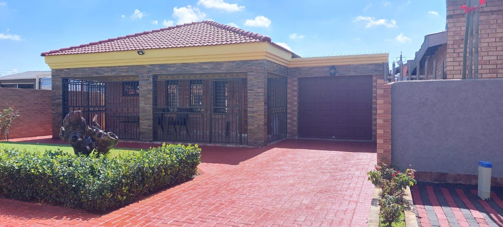 3 Bedroom House for sale in Lenasia Ext 6 P24114319908