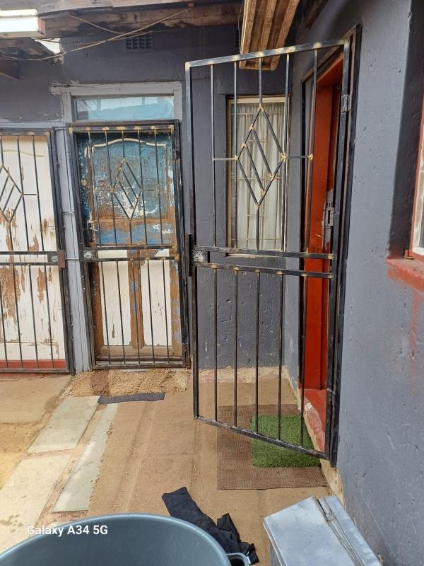 2 Bedroom House for sale in Diepsloot P24114320265