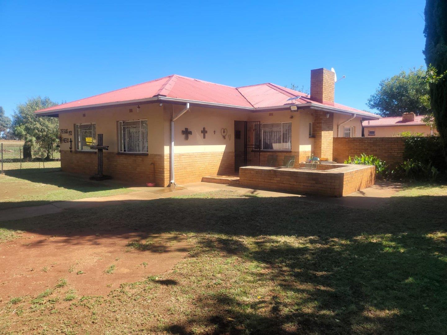 3 Bedroom House for sale in Carletonville Central P24114322183