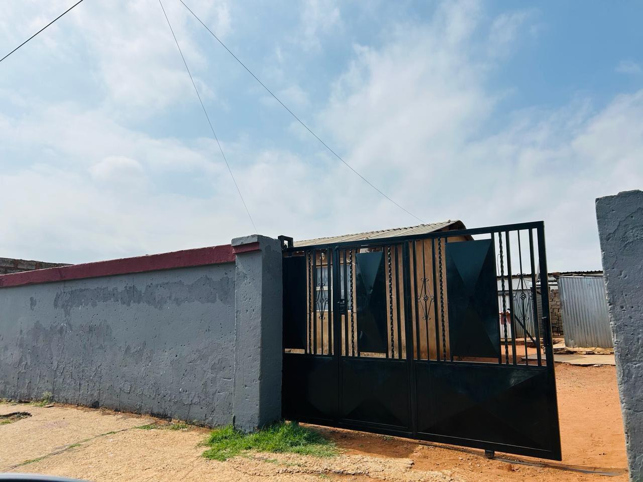 2 Bedroom House for sale in Dobsonville Ext 1 P24114322572